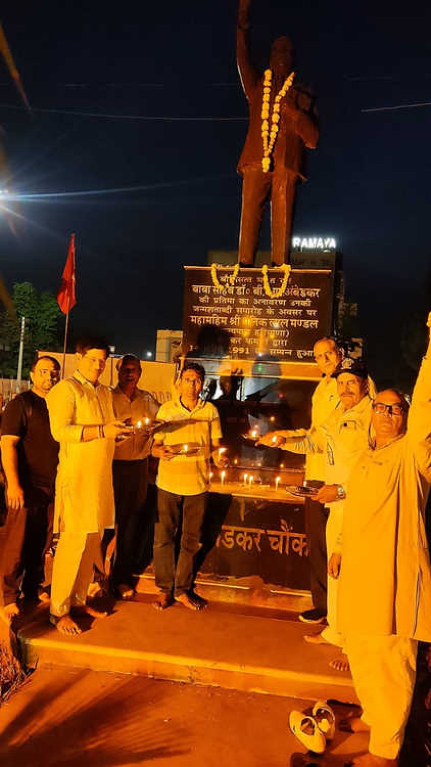 स्वतंत्रता दिवस की पूर्व संध्या पर शहीदों और स्वतंत्रता सेनानियों की प्रतिमाओं पर पुष्पांजलि और दीप  प्रज्ज्वलित अर्पित किये।