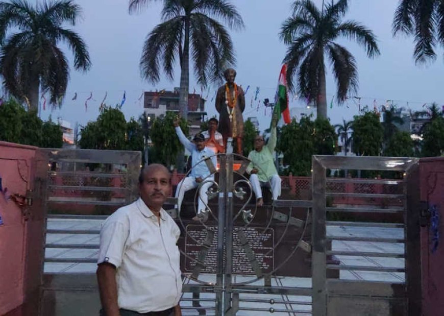 स्वतंत्रता दिवस की पूर्व संध्या पर शहीदों और स्वतंत्रता सेनानियों की प्रतिमाओं पर पुष्पांजलि और दीप  प्रज्ज्वलित अर्पित किये।