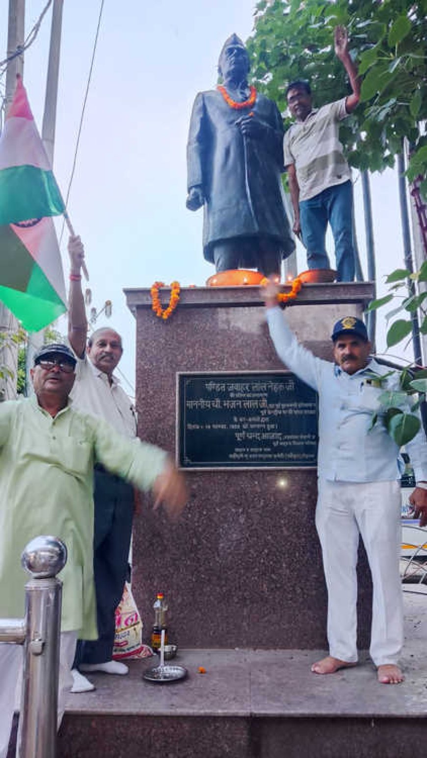 स्वतंत्रता दिवस की पूर्व संध्या पर शहीदों और स्वतंत्रता सेनानियों की प्रतिमाओं पर पुष्पांजलि और दीप  प्रज्ज्वलित अर्पित किये।