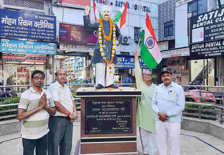 स्वतंत्रता दिवस की पूर्व संध्या पर शहीदों और स्वतंत्रता सेनानियों की प्रतिमाओं पर पुष्पांजलि और दीप  प्रज्ज्वलित अर्पित किये।