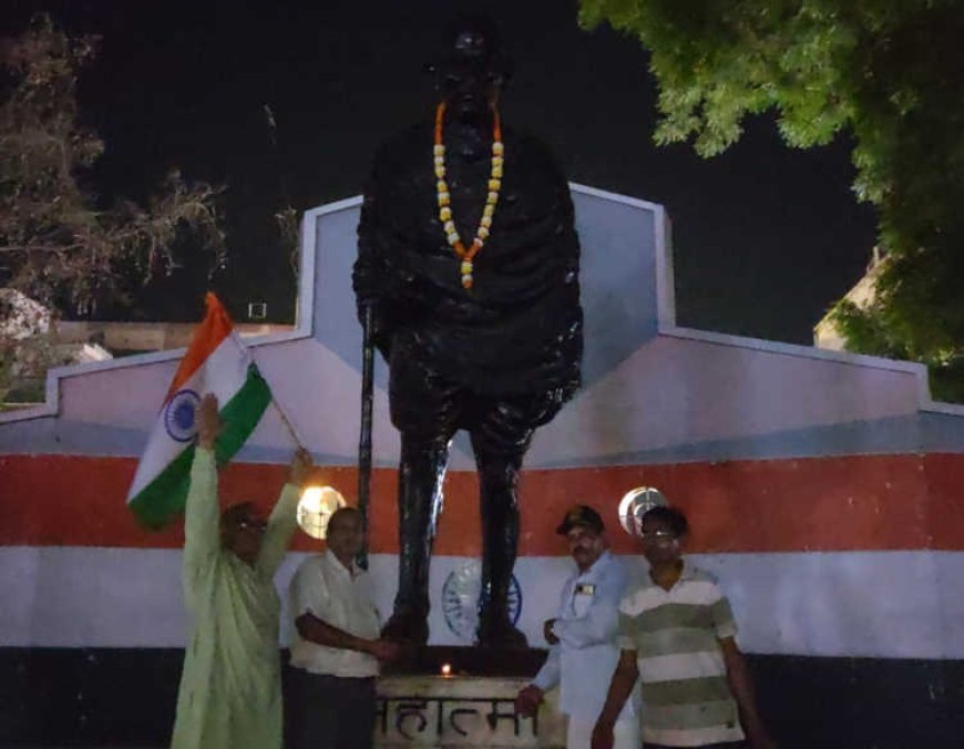 स्वतंत्रता दिवस की पूर्व संध्या पर शहीदों और स्वतंत्रता सेनानियों की प्रतिमाओं पर पुष्पांजलि और दीप  प्रज्ज्वलित अर्पित किये।