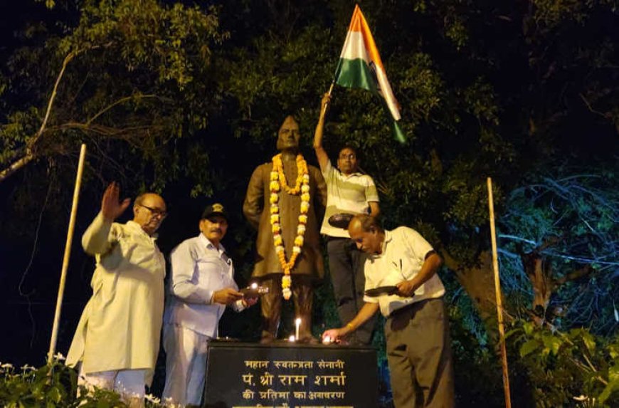 स्वतंत्रता दिवस की पूर्व संध्या पर शहीदों और स्वतंत्रता सेनानियों की प्रतिमाओं पर पुष्पांजलि और दीप  प्रज्ज्वलित अर्पित किये।