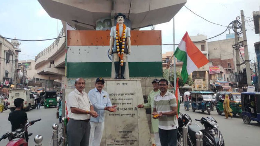 स्वतंत्रता दिवस की पूर्व संध्या पर शहीदों और स्वतंत्रता सेनानियों की प्रतिमाओं पर पुष्पांजलि और दीप  प्रज्ज्वलित अर्पित किये।