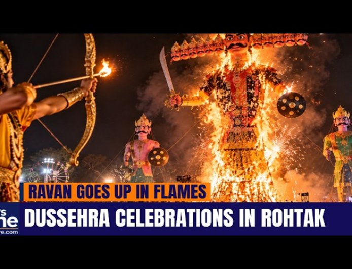 रोहतक के दशहरा उत्सव के इतिहास में पहली बार अयोध्या की तर्ज पर एक भव्य ड्रोन शो का आयोजन किया गया।