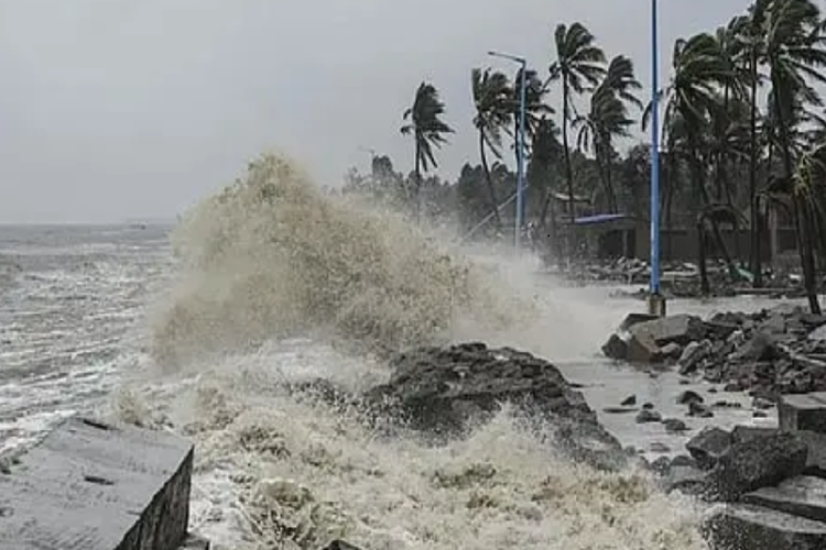 चक्रवात 'अर्णव' का आंध्र प्रदेश और यनम तट पर तांडव: 135 किमी/घंटे की रफ्तार से टकराया, भारी बारिश और तबाही के बाद कमजोर पड़ा